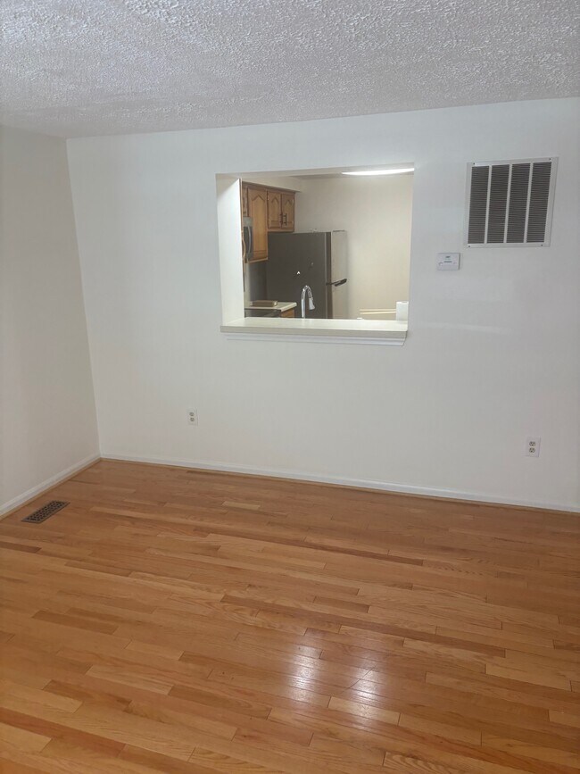 Sala de estar mirando hacia el pasillo de la cocina. - 8974 Chesapeake Lighthouse Dr