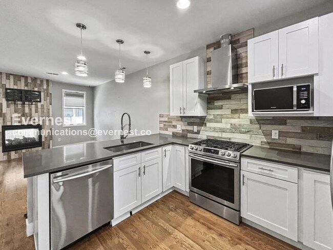 Foto del edificio - 3 Bed, 3.5 Bath Townhouse with Garage / Available Soon!