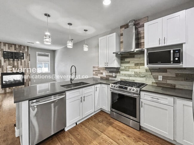 Building Photo - 3 Bed, 3.5 Bath Townhouse with Garage