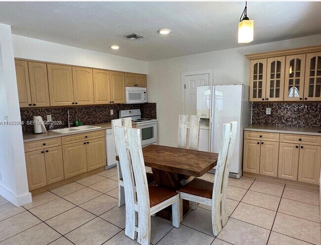 Foto del edificio - Southeast 4th Street, Dania Beach, FL 33004 - 3 BR 2 BA single-family home