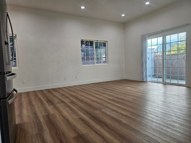 Living room 1 - 6380 Klamath Dr