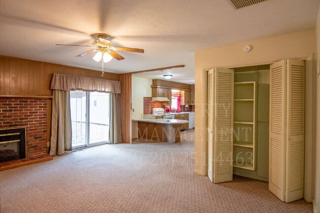 Building Photo - 3 Bedroom 2 Bath