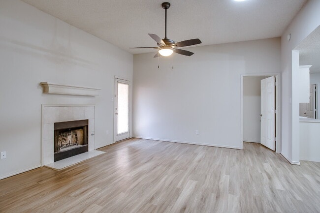 Foto del edificio - Spacious 3/2/2 Duplex!