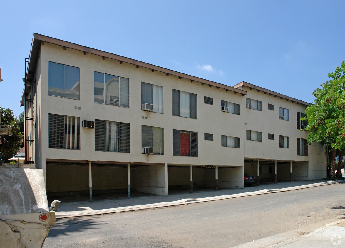 Foto del edificio - 8600 Rugby Dr