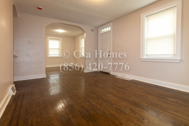 Building Photo - Beautifully Renovated 3 Bed/1 Bath Home in Fairview!