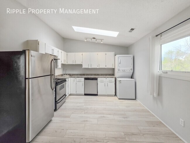 Photo du bâtiment - CHARMING & SPACIOUS 2 BEDS, 1 BATH DUPLEX UPPER UNIT | UNBEATABLE SW LOCATION NEAR THE RIVER