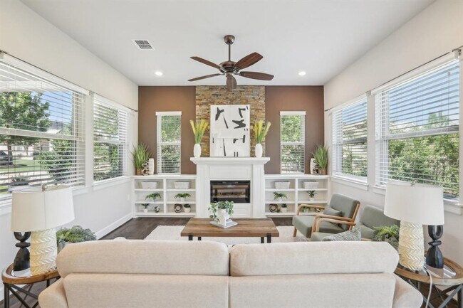 Foto del edificio - 124 Dreaming Plum Ln