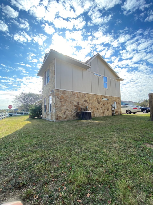 Building Photo - FALL PRE-LEASE - 4 Bedroom/3 Bath 2 Story ...