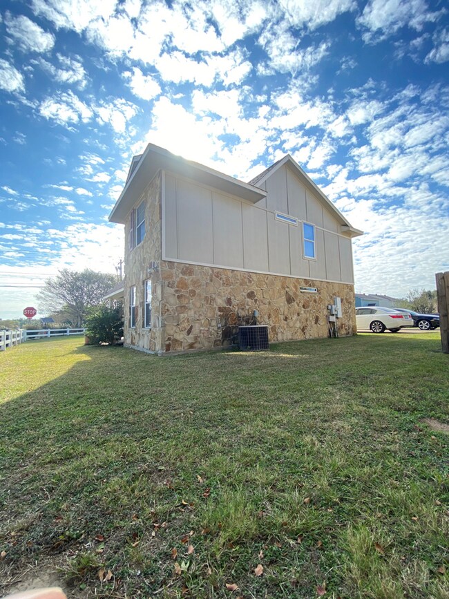 Foto del edificio - FALL PRE-LEASE - 4 Bedroom/3 Bath 2 Story ...