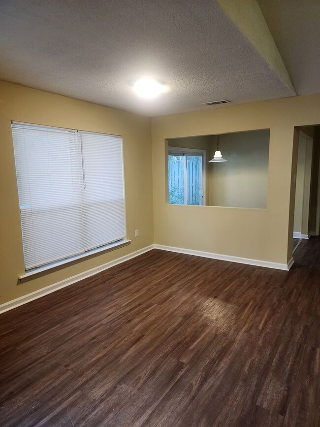 Foto del edificio - 2 bedroom, 2 bath townhome with Georgetown...