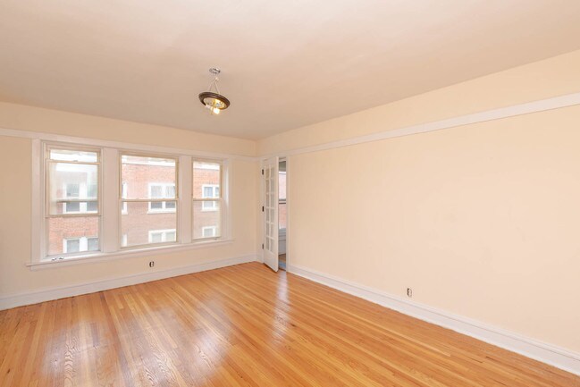 Building Photo - 2106 W Birchwood Ave
