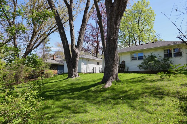 Building Photo - Furnished 2BR Home + Flex | Monona Home w/...