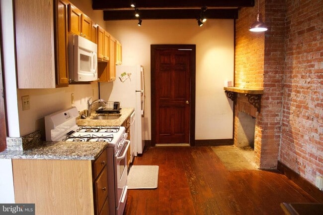 Building Photo - 209 W Chestnut St