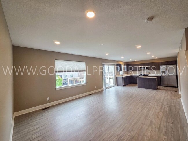 Building Photo - 4-Bedroom, 3.5-Bath Home with Walkout Finished Basement in Norwalk