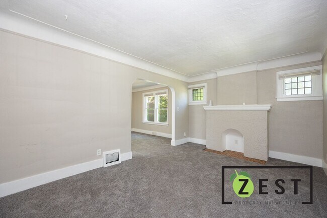Foto del edificio - 15767 Pinehurst St