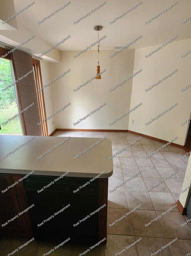 Building Photo - Large 2 Bedroom Townhome