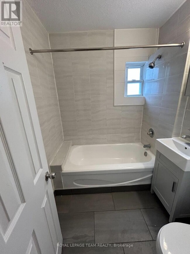 Building Photo - 883 Somerset St W