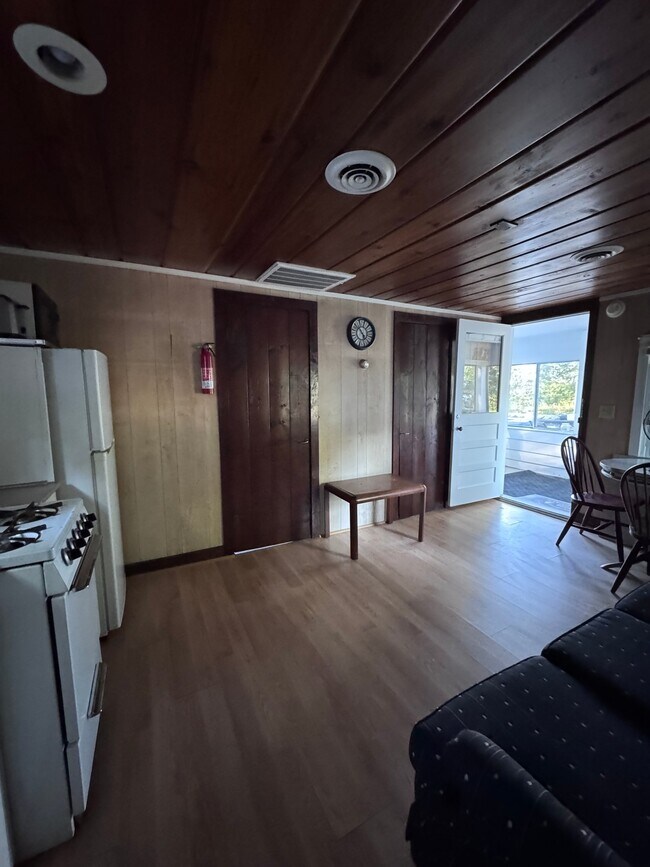 Foto del edificio - 5883 Lake Ln Dr