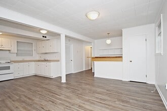 Building Photo - 2423 Sunset Rd