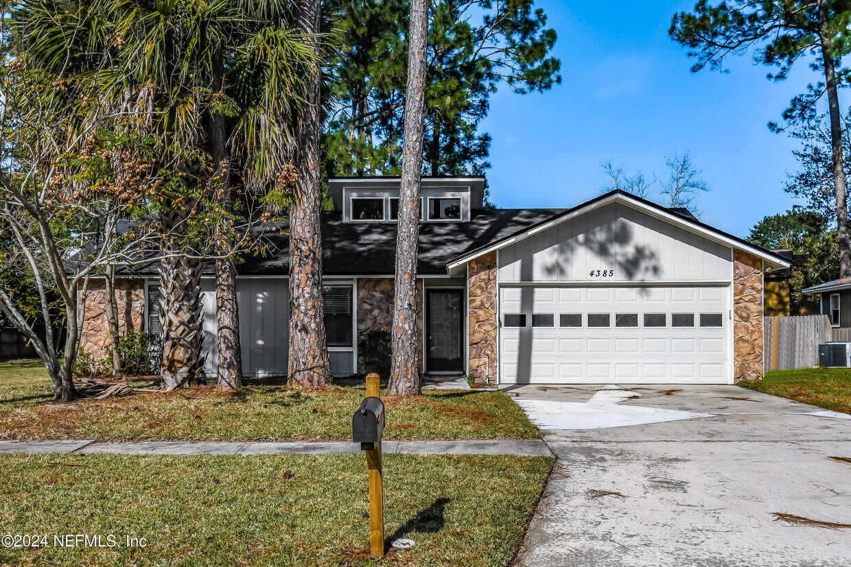 Foto principal - 4385 Queensway Dr