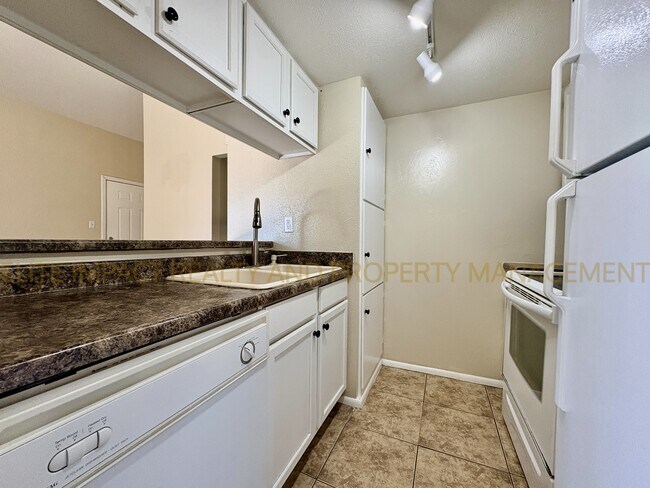 Foto del edificio - 1620 N Wilmot Rd