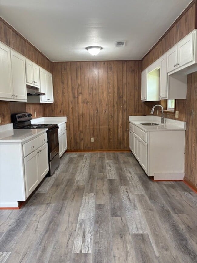 Building Photo - Renovated 3 Bedroom 1 Bath Home for Sale!