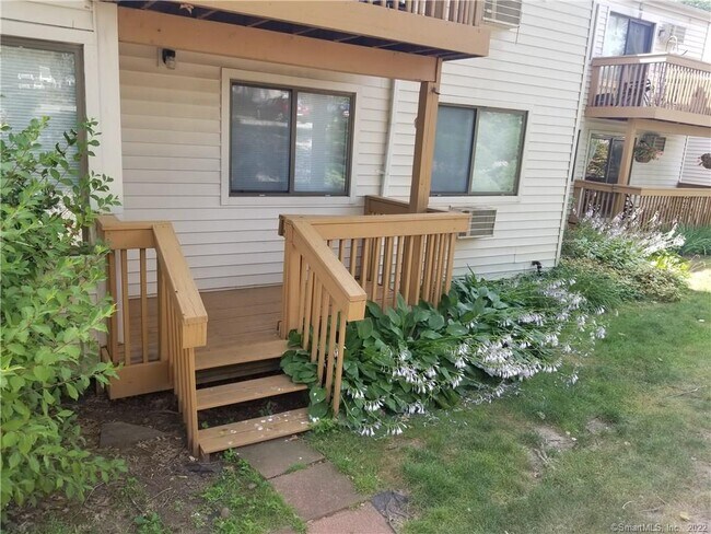 Foto del edificio - 94 Woodland Dr
