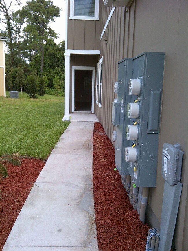 Foto del edificio - BRAND NEW Town Home in the NEW community o...