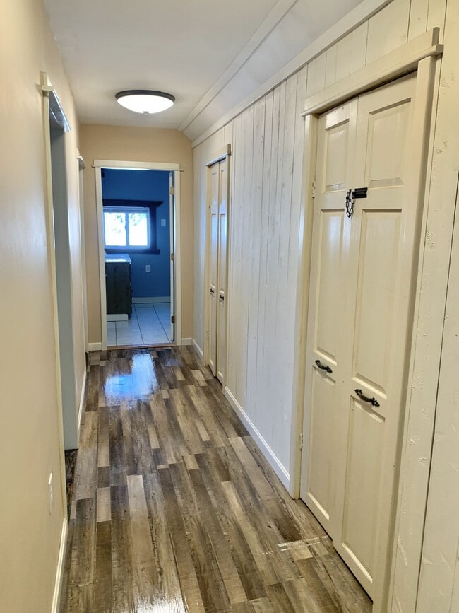 Building Photo - 855 Mann Hill Rd