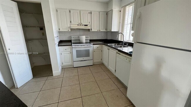 Foto del edificio - 6155 NW 186th St