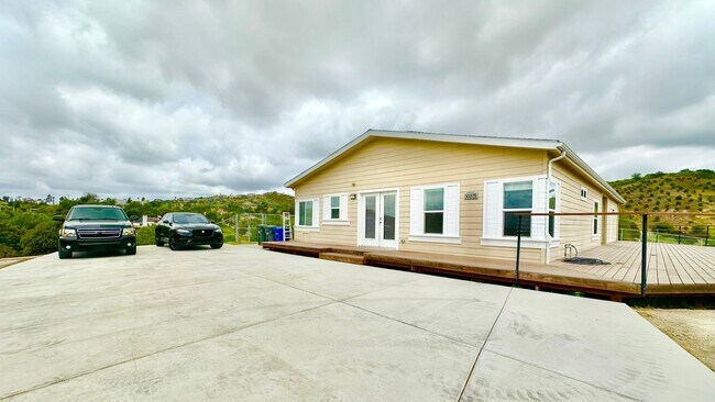 Foto del edificio - Stunning Single-Story with Spacious Deck, Panoramic Views, on Gated/Fenced Property!