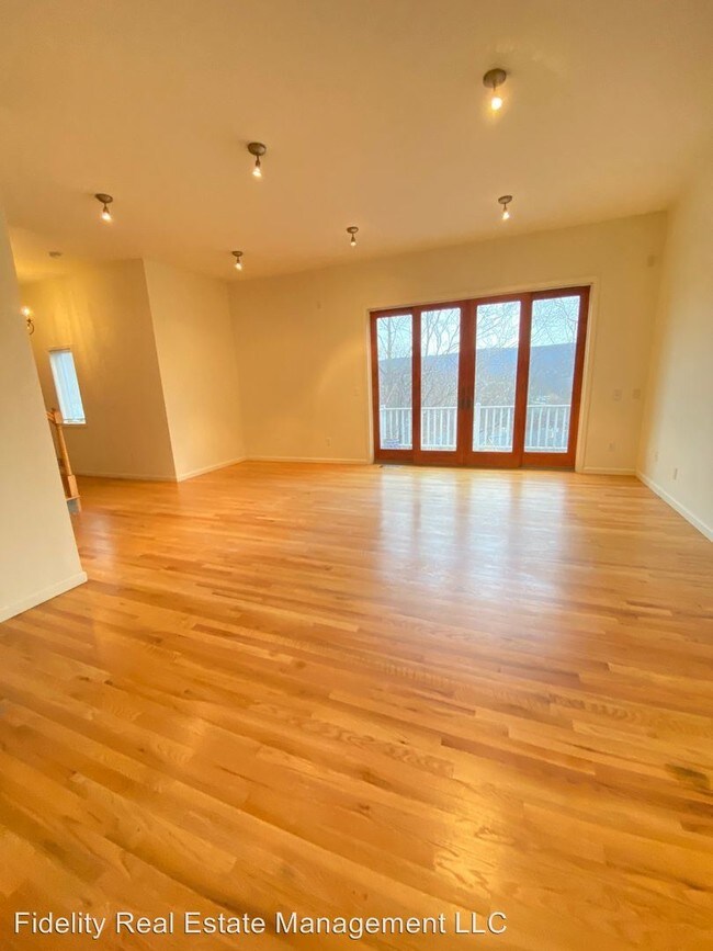 Building Photo - 3 br, 2.5 bath House - 75 Corbin Hill Rd