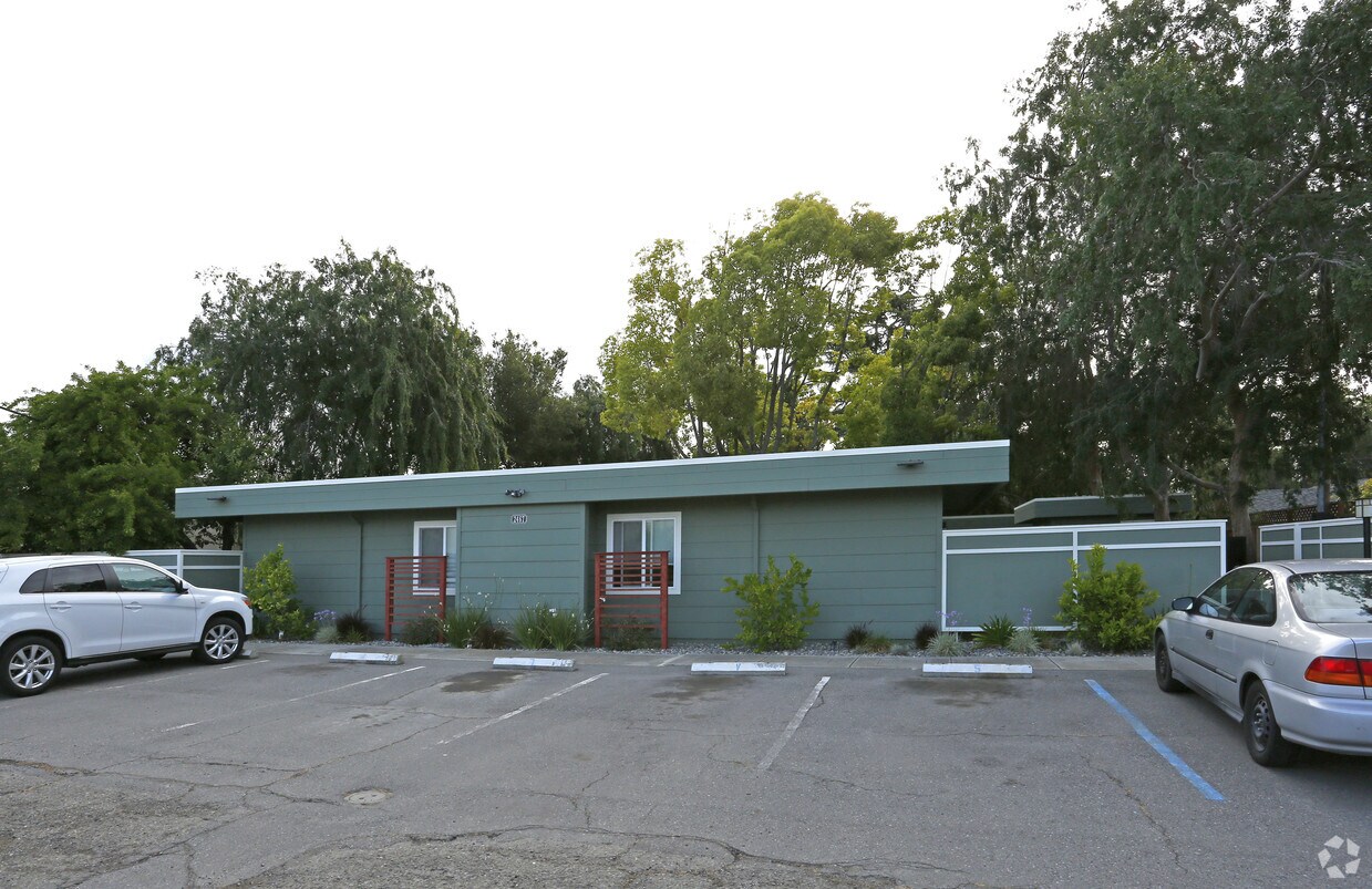 Building Photo - 2467 Newhall St