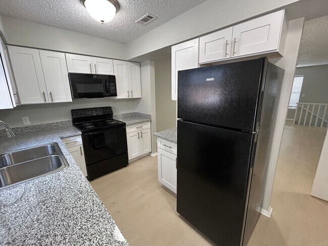 Foto del edificio - 1/2 OFF 1ST MONTH RENT! Modern 3-Bed, 2.5-Bath Townhome with Granite Kitchen & New Appliances!