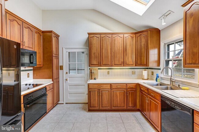 Building Photo - 9232 Forest Haven Dr