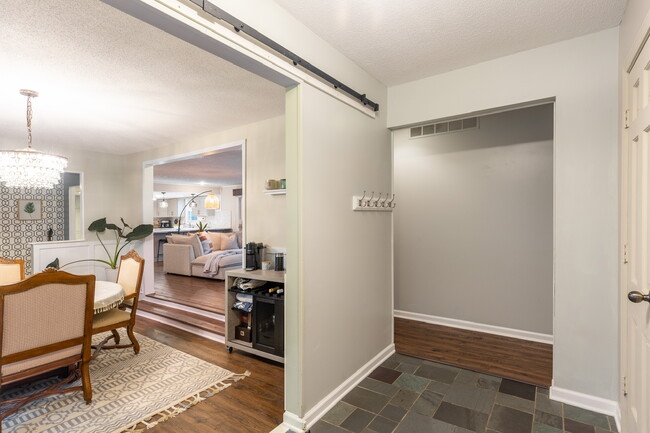 Foyer - 7263 Eagle Rd
