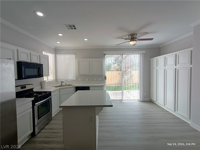 Building Photo - 9737 Ravine Ave
