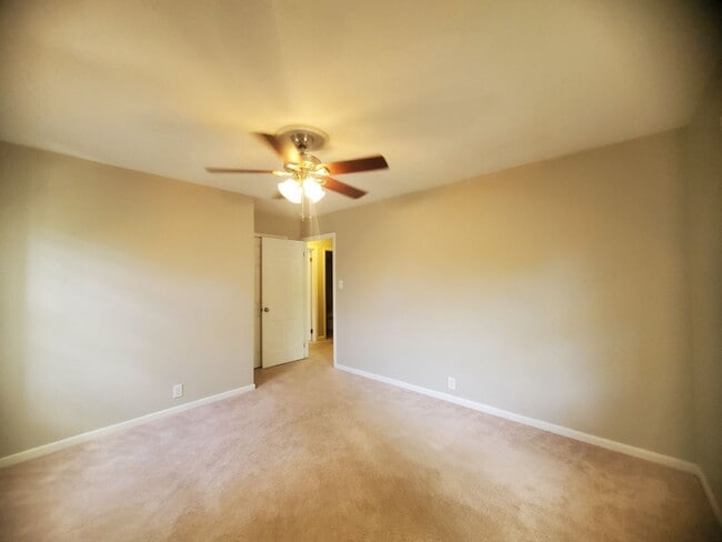 Building Photo - 2721 Huntington Rd