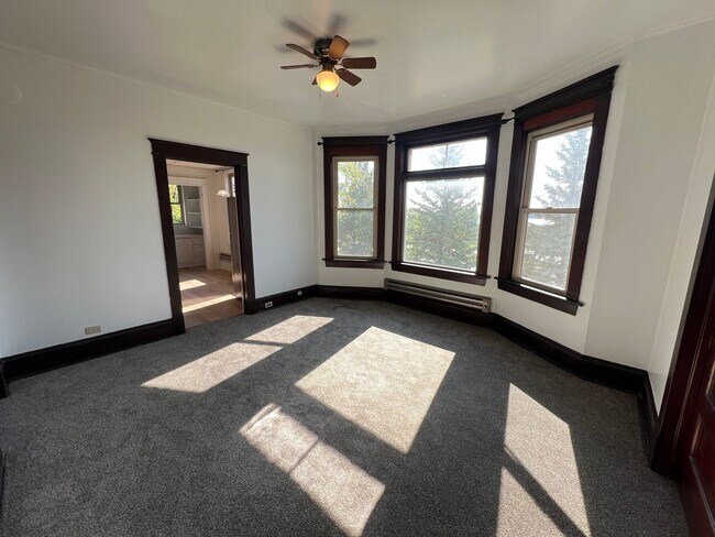 Foto del edificio - 2+ Bedroom Apartment - AVAILABLE AUGUST 1st!