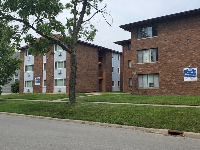 Building Photo - 906 S Locust St
