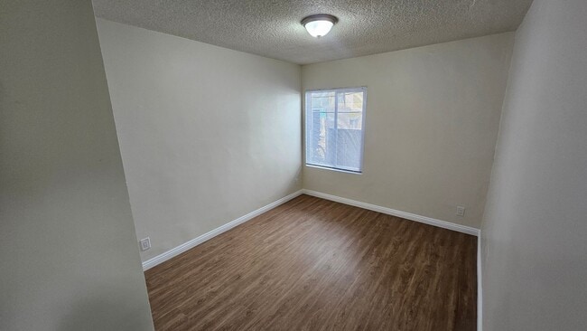 Building Photo - 1375 W 20th St