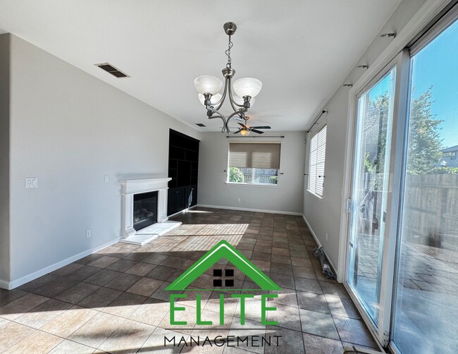 Foto del edificio - Beautiful 3 Bedroom, 2 Bath Home in Desira...