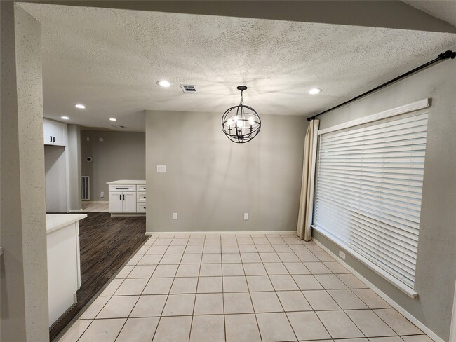 Building Photo - 8327 Bird Run Dr