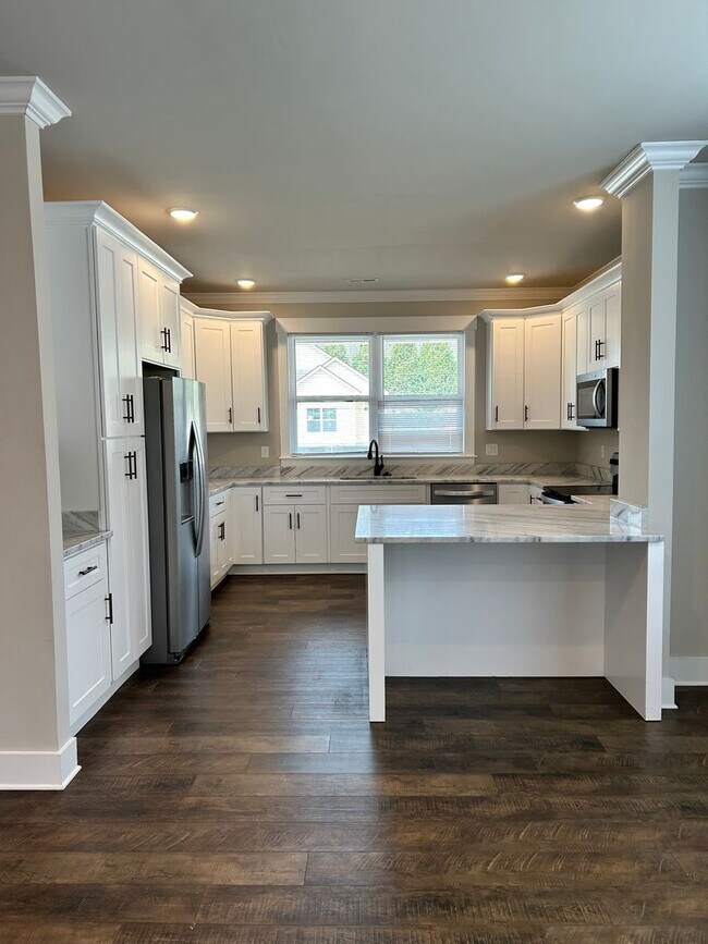 Building Photo - Beautiful New Build 4 Bed, 2.5 Bath, 2 Car...