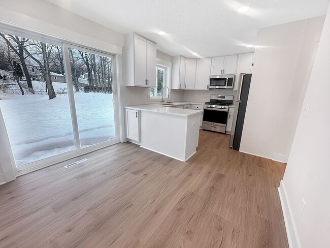 Foto del edificio - 860 Houseman Ave NE