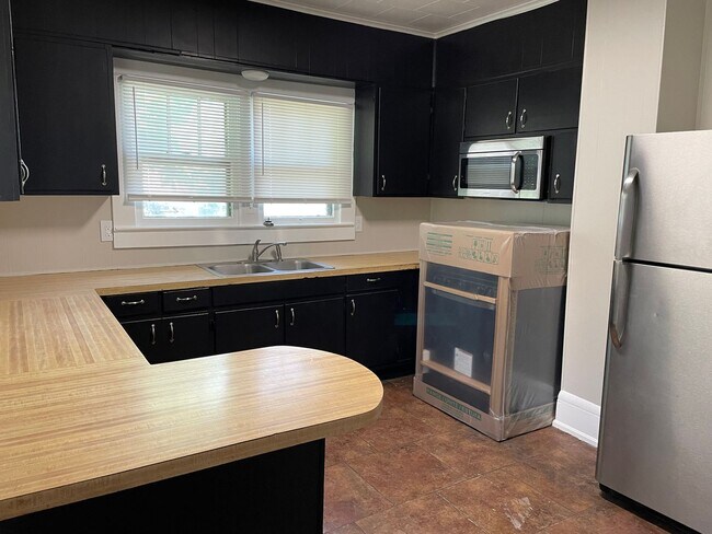 Building Photo - Make this house your home! 3 bedrooms/1 ba...