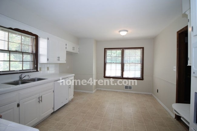 Building Photo - 8424 W 98th St