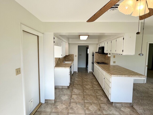 Building Photo - 9244 Hemingway Pl