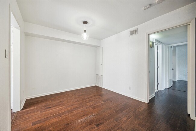 Foto del edificio - 2744 Briarhurst Dr