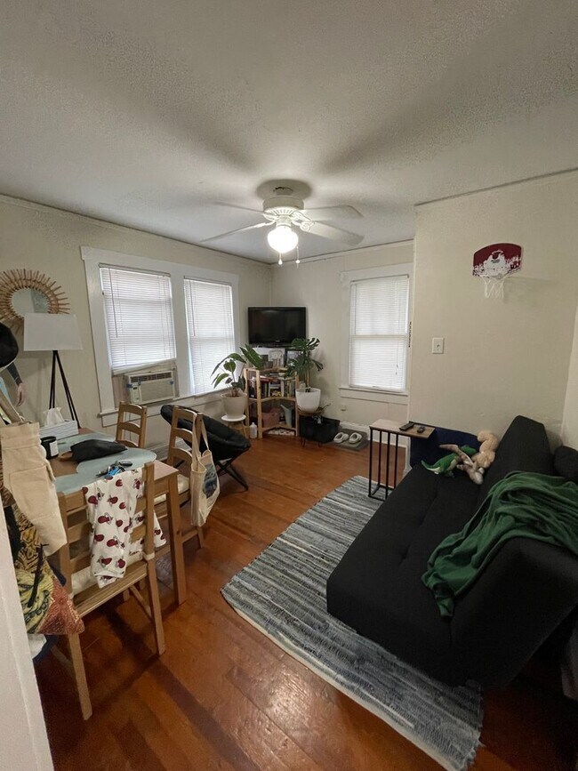 Foto del edificio - FALL 2025!!! Private 1 Bedroom Historic Ho...